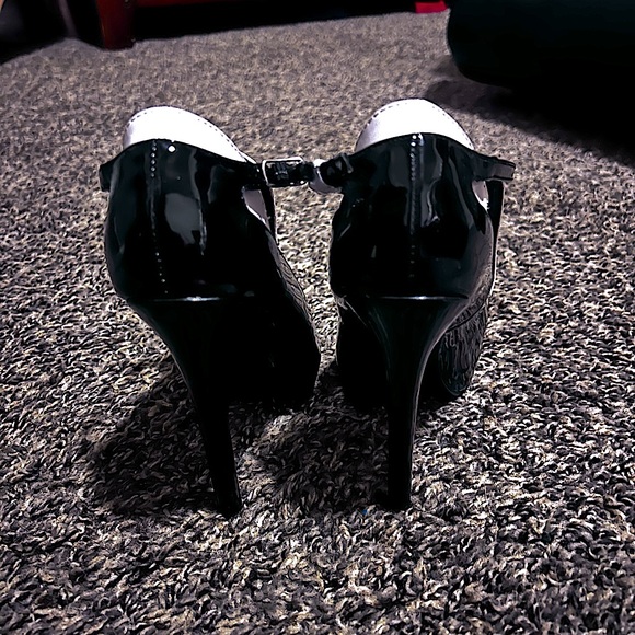 Signature Size 6 black and white heels - Picture 5 of 5